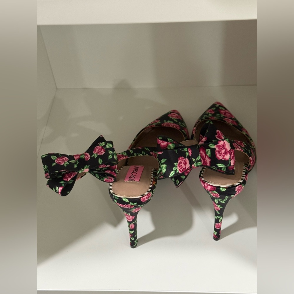 Betsey Johnson black w/ pink roses sling back pointy toe pumps w/ bows (4” heel) - Picture 5 of 11